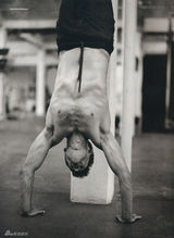 组图：《权力游戏》弑君者秀肌肉 熟男风范迷人