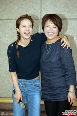 组图：蔡依林母亲节献吻妈妈 避谈绯闻