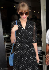 高清组图：泰勒-斯威夫特街拍波点裙搭配蓝包