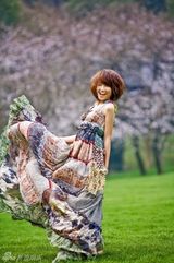 组图：人气主播朱丹长裙写真 妩媚潇洒尽显风尚