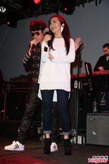 组图：方大同来台开唱黑超耍酷 陶晶莹亮相助阵