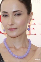 组图：Lisa S展示粉红圆钻不慎跌落笑言赔不起