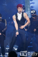 组图：INFINITE打榜夺冠 f(x)俏丽回归唱初恋