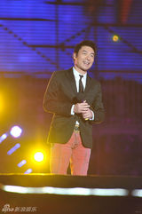 组图：郑秀文许志安林丹等助阵皮具盛典谈时尚