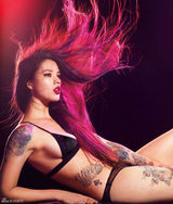 组图：俄罗斯个性美女纹身摄影师性感写真