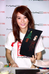 组图：Hebe亲切可爱热心公益 透露Ella赴美学英文