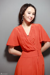 组图：小王晶大气红裙凸显高贵气质