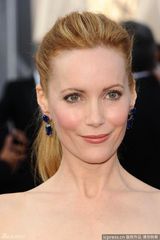 高清组图：奥斯卡红毯莱斯利-曼恩曳地蓝裙闪耀