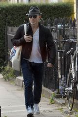 组图：新邦德克雷格头戴绅士帽伦敦低调购物