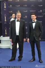 组图：《远大前程》导演携帅气男主角亮相蓝毯
