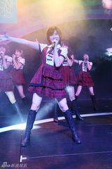 组图：SNH48中秋派发月饼 成员现场女女热吻