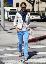 组图：杰西卡-阿尔芭公园亲子游 帮爱女穿鞋显温馨