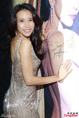 组图：莫文蔚20周年展览揭幕 秀裸背亲吻老公