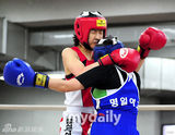 组图：韩女演员李诗英参加女子拳击比赛获胜