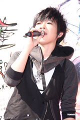 组图：张芸京签书会妹妹助阵 想拉其进演艺圈