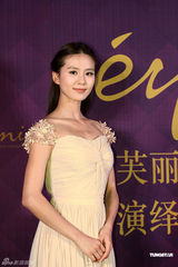 组图：刘诗诗百万代言吸金 白色纱裙走秀气质典雅