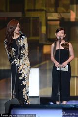 组图：梁静茹范玮琪同台颁奖 互侃遗珠之憾
