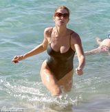 组图：44岁超模史蒂芬妮海滩练俯卧撑 双峰坚挺傲人