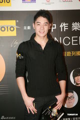 组图：容祖儿帅气造型现身 与卢凯彤支持声演会