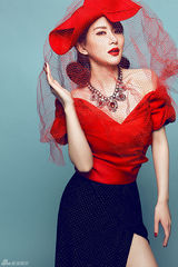 组图：石天琦情人节写真 演绎画报中国红