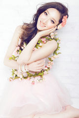 组图：张舒媛变身精致花仙子 浪漫唯美演绎粉嫩诱惑