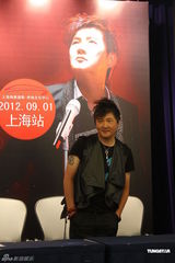组图：孙楠时隔八年上海再开唱 毛阿敏迪克牛仔助阵
