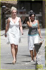 组图：布兰妮白裙爆乳装性感 与母同游温馨