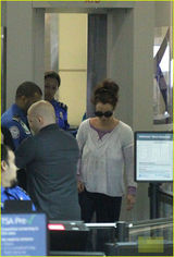 组图：小甜甜布兰妮素颜出行 胸部下垂