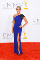 组图：艾美奖红毯 劳拉-斯宾塞蓝色单肩礼服