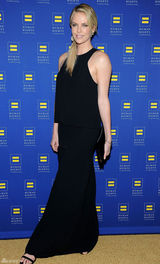 高清组图：查理兹-塞隆黑裙亮相人权运动现场