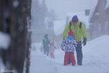 组图：《爸爸》雪乡抢先看 萌娃玩雪脸蛋红扑扑