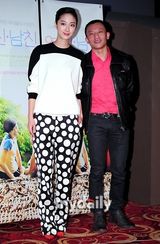 组图：桂纶镁赴韩宣传影片《女朋友男朋友》