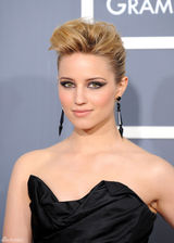 高清图：格莱美红毯 戴安娜-艾格伦黑裙烟熏妆