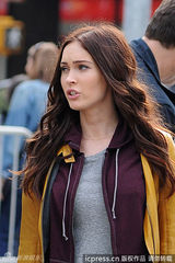 组图：梅根-福克斯现身片场身材微胖