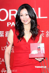 幻灯图：王馨平婚后首度亮相台湾 红裙代言韵味十足