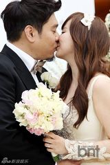 组图：韩星金智友嫁明星大厨RaymonKim幸福甜蜜