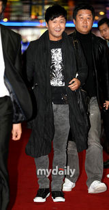 组图：张东健《武士》VIP首映 爱妻与众大腕助阵