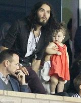 组图：贝嫂为女儿梳“冲天娇” 小七龇牙咧嘴