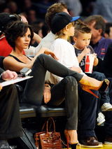 高清：辣妹新发型亮相大翘不雅二郎腿 铁面监管小贝