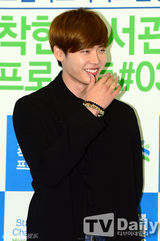 组图：韩星李钟硕出席慈善活动 暖男表里如一