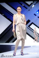 幻灯图：陈慧琳走秀身段窈窕 产后身材恢复令人称羡