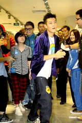 组图：陈冠希扮亲和亲手帮女粉丝穿衣理裤脚