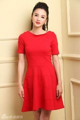 组图：章龄之写真玩转突破 烈焰红唇性感美丽