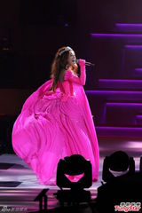 组图：丁当开唱险出事故 与徐佳莹女女亲吻