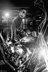 组图：高仁驾重机车 硬朗型男豪情深沉