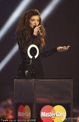 组图：洛德获国际女歌手奖 现场表演暗黑气质