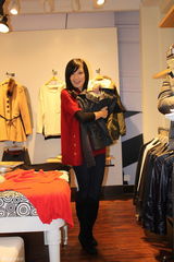 组图：林熙蕾知性装扮上海开店