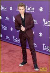 组图：米兰达笑傲乡村奖 泰勒携帅大叔献唱