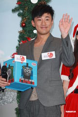 组图：林峰出席圣诞活动努力赚钱希望明年再置房