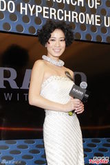 组图：佘诗曼暴瘦露肉秀美背 不慎露隐形内衣